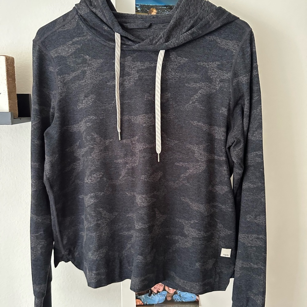 Vuori Women's Long Sleeve Hooded Tee in Charcoal Camo